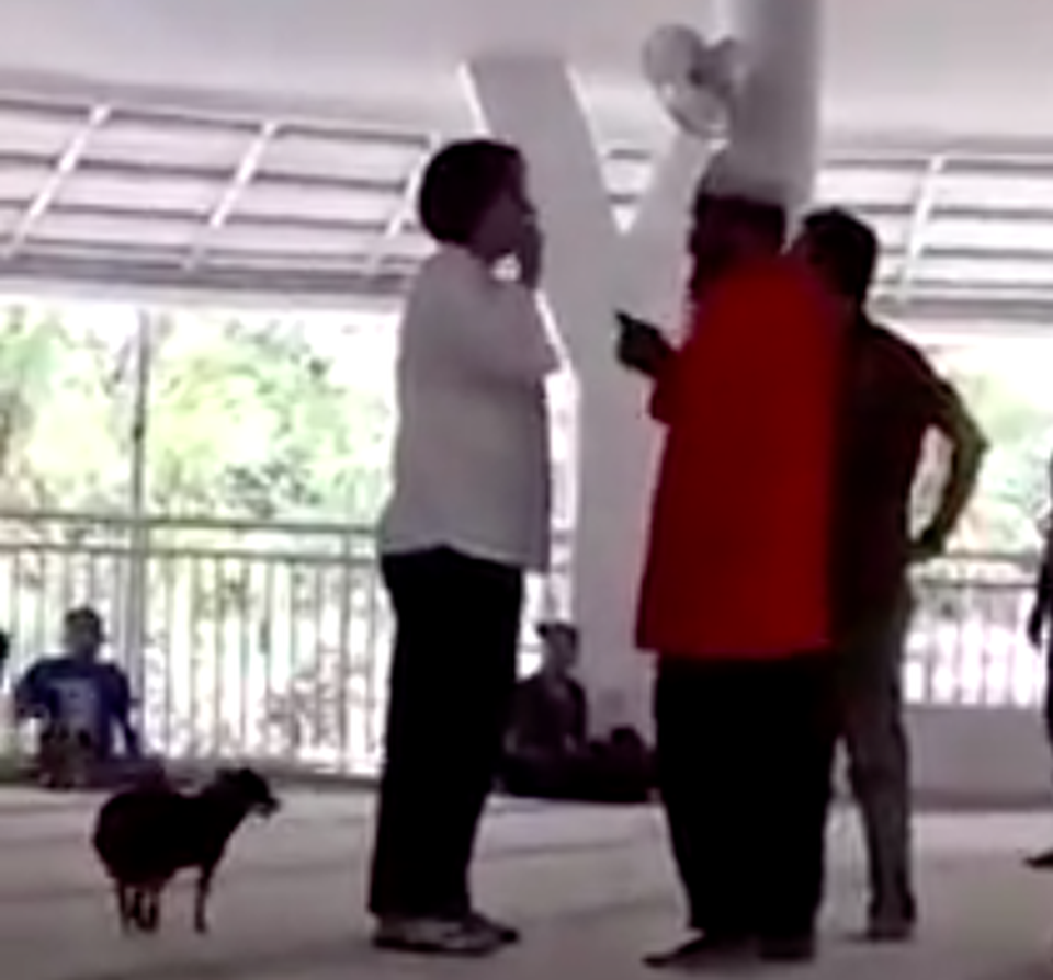 Phản đối chồng cưới vợ 2, người vợ thả chó ngay trong lễ cưới - 1 Phản đối chồng cưới vợ 2, người vợ thả chó ngay trong lễ cưới - 1