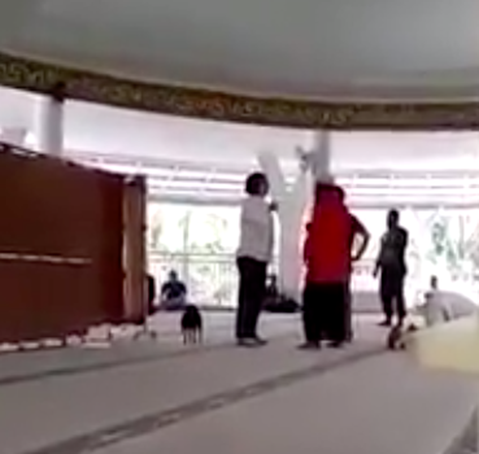 Phản đối chồng cưới vợ 2, người vợ thả chó ngay trong lễ cưới - 2 Phản đối chồng cưới vợ 2, người vợ thả chó ngay trong lễ cưới - 2