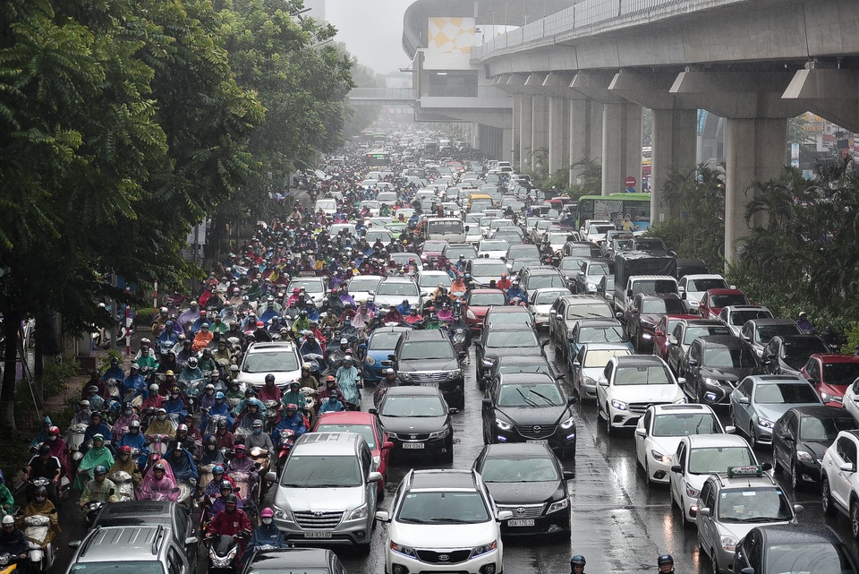 Hà Nội: Tắc đường nghiêm trọng do ảnh hưởng mưa bão - 1 Hà Nội: Tắc đường nghiêm trọng do ảnh hưởng mưa bão - 1