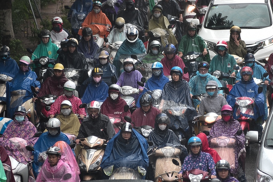 Hà Nội: Tắc đường nghiêm trọng do ảnh hưởng mưa bão - 3 Hà Nội: Tắc đường nghiêm trọng do ảnh hưởng mưa bão - 3