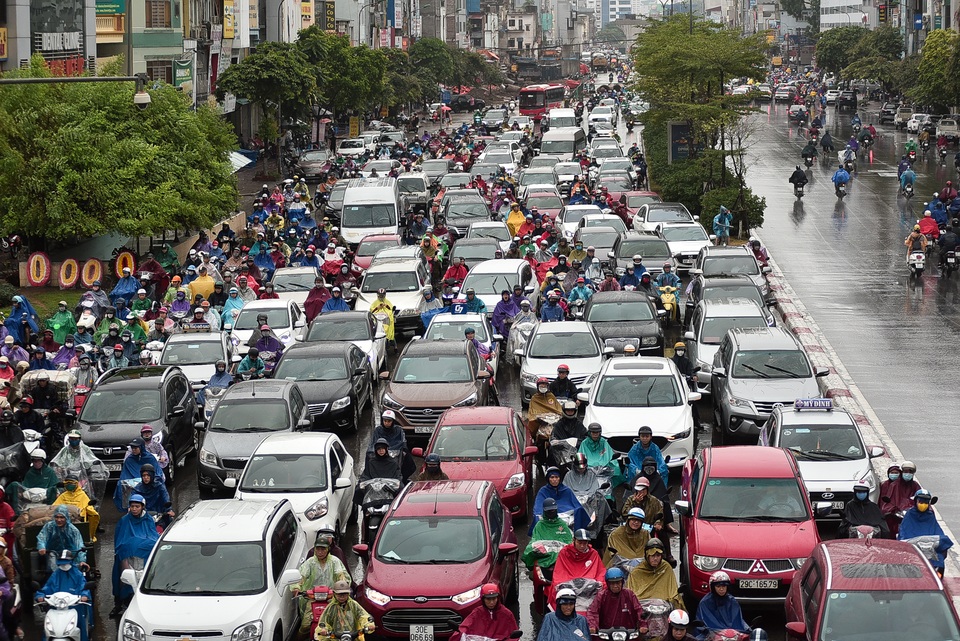 Hà Nội: Tắc đường nghiêm trọng do ảnh hưởng mưa bão - 13 Hà Nội: Tắc đường nghiêm trọng do ảnh hưởng mưa bão - 13