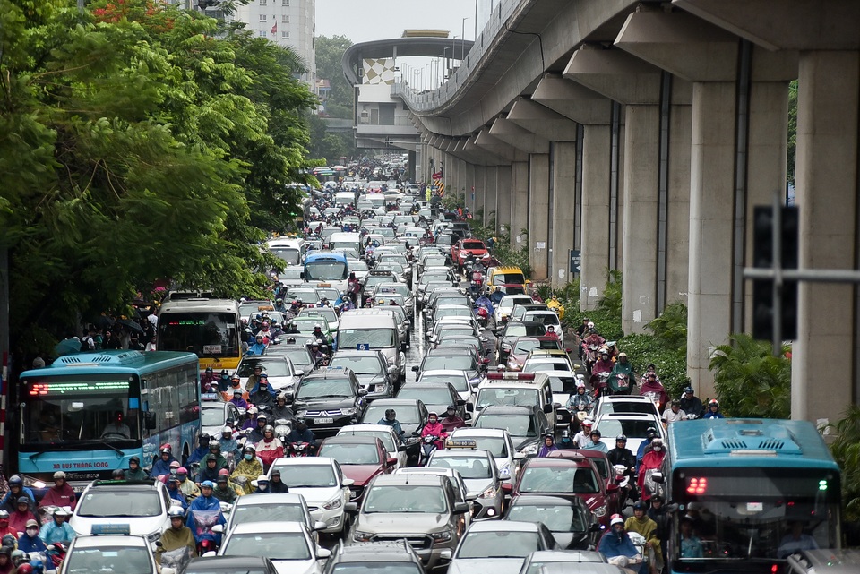 Hà Nội: Tắc đường nghiêm trọng do ảnh hưởng mưa bão - 7 Hà Nội: Tắc đường nghiêm trọng do ảnh hưởng mưa bão - 7
