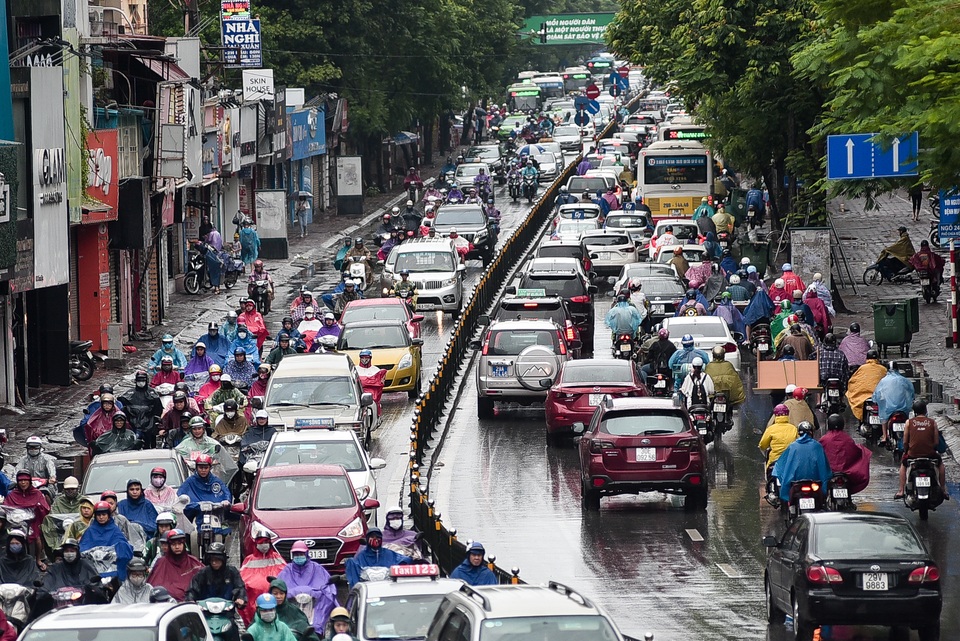 Hà Nội: Tắc đường nghiêm trọng do ảnh hưởng mưa bão - 14 Hà Nội: Tắc đường nghiêm trọng do ảnh hưởng mưa bão - 14