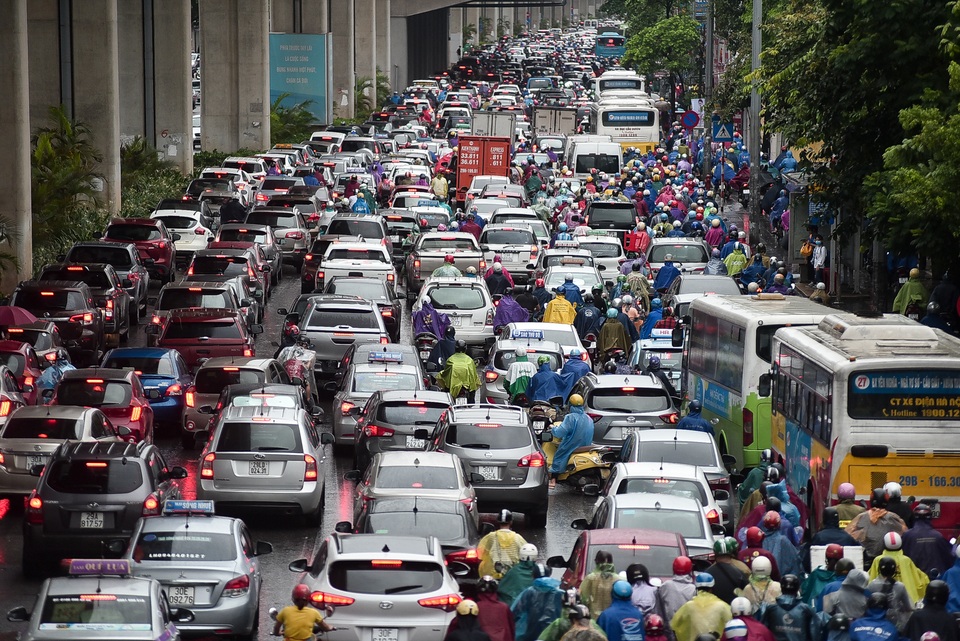 Hà Nội: Tắc đường nghiêm trọng do ảnh hưởng mưa bão - 5 Hà Nội: Tắc đường nghiêm trọng do ảnh hưởng mưa bão - 5
