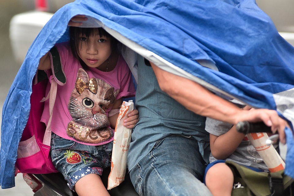 Hà Nội: Tắc đường nghiêm trọng do ảnh hưởng mưa bão - 4 Hà Nội: Tắc đường nghiêm trọng do ảnh hưởng mưa bão - 4