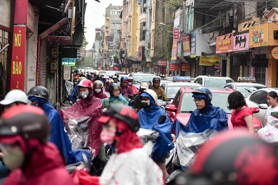 Hà Nội: Tắc đường nghiêm trọng do ảnh hưởng mưa bão - 12 Hà Nội: Tắc đường nghiêm trọng do ảnh hưởng mưa bão - 12