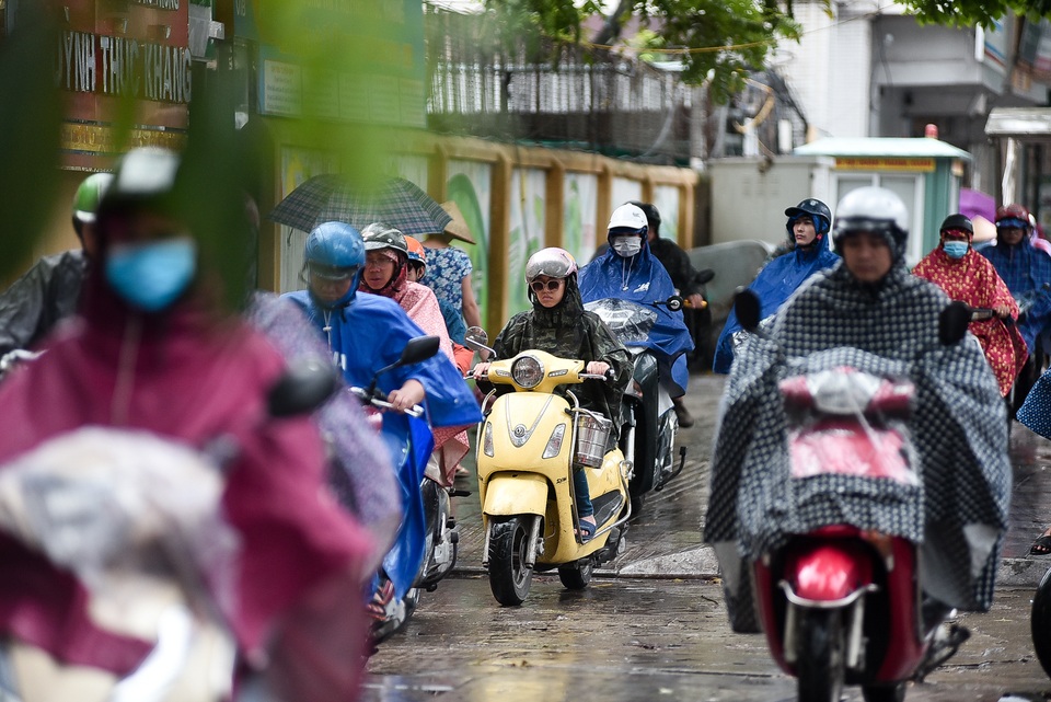 Hà Nội: Tắc đường nghiêm trọng do ảnh hưởng mưa bão - 11 Hà Nội: Tắc đường nghiêm trọng do ảnh hưởng mưa bão - 11