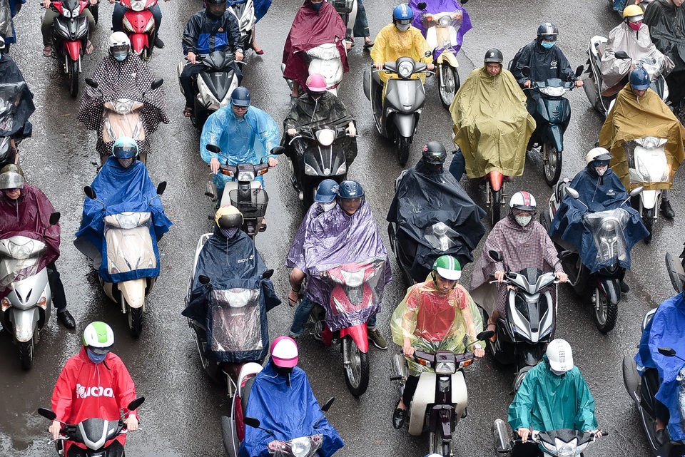 Hà Nội: Tắc đường nghiêm trọng do ảnh hưởng mưa bão - 8 Hà Nội: Tắc đường nghiêm trọng do ảnh hưởng mưa bão - 8