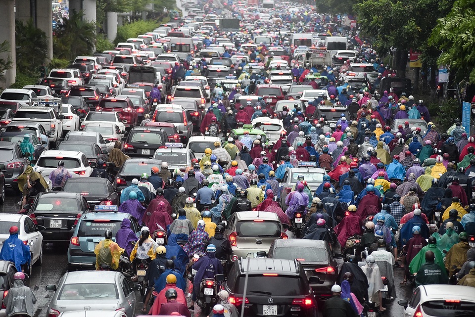 Hà Nội: Tắc đường nghiêm trọng do ảnh hưởng mưa bão - 2 Hà Nội: Tắc đường nghiêm trọng do ảnh hưởng mưa bão - 2