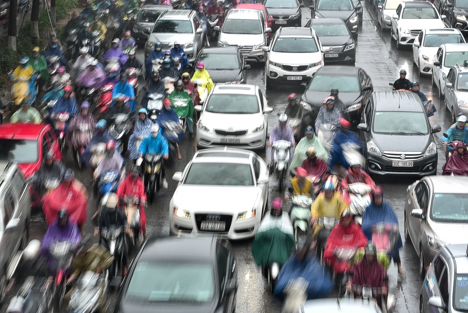 Hà Nội: Tắc đường nghiêm trọng do ảnh hưởng mưa bão - 10 Hà Nội: Tắc đường nghiêm trọng do ảnh hưởng mưa bão - 10