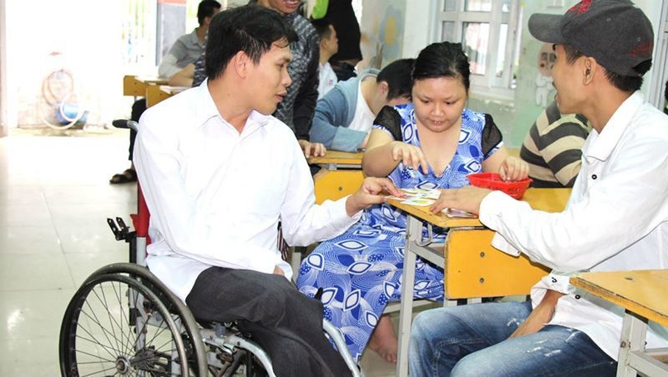 Thầy giáo đi xe lăn lên bục giảng: “Được sống đã là một món quà” - 1 Thầy giáo đi xe lăn lên bục giảng: “Được sống đã là một món quà” - 1