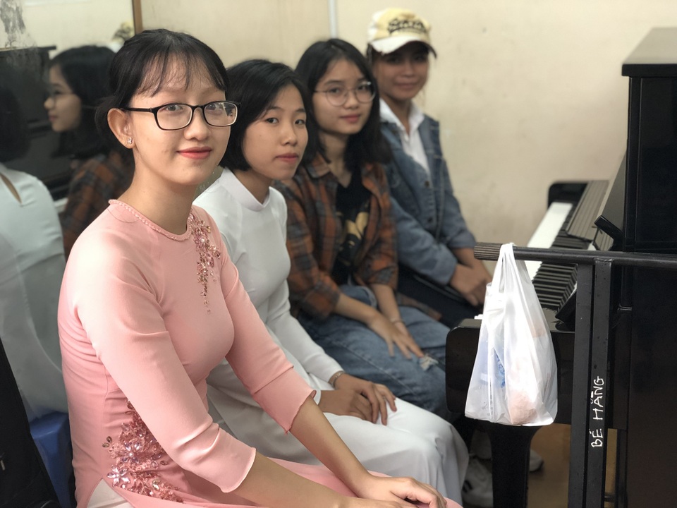 Sĩ tử lỉnh kỉnh hành trang trổ tài vào ngành Sư phạm Âm nhạc - 3 Sĩ tử lỉnh kỉnh hành trang trổ tài vào ngành Sư phạm Âm nhạc - 3