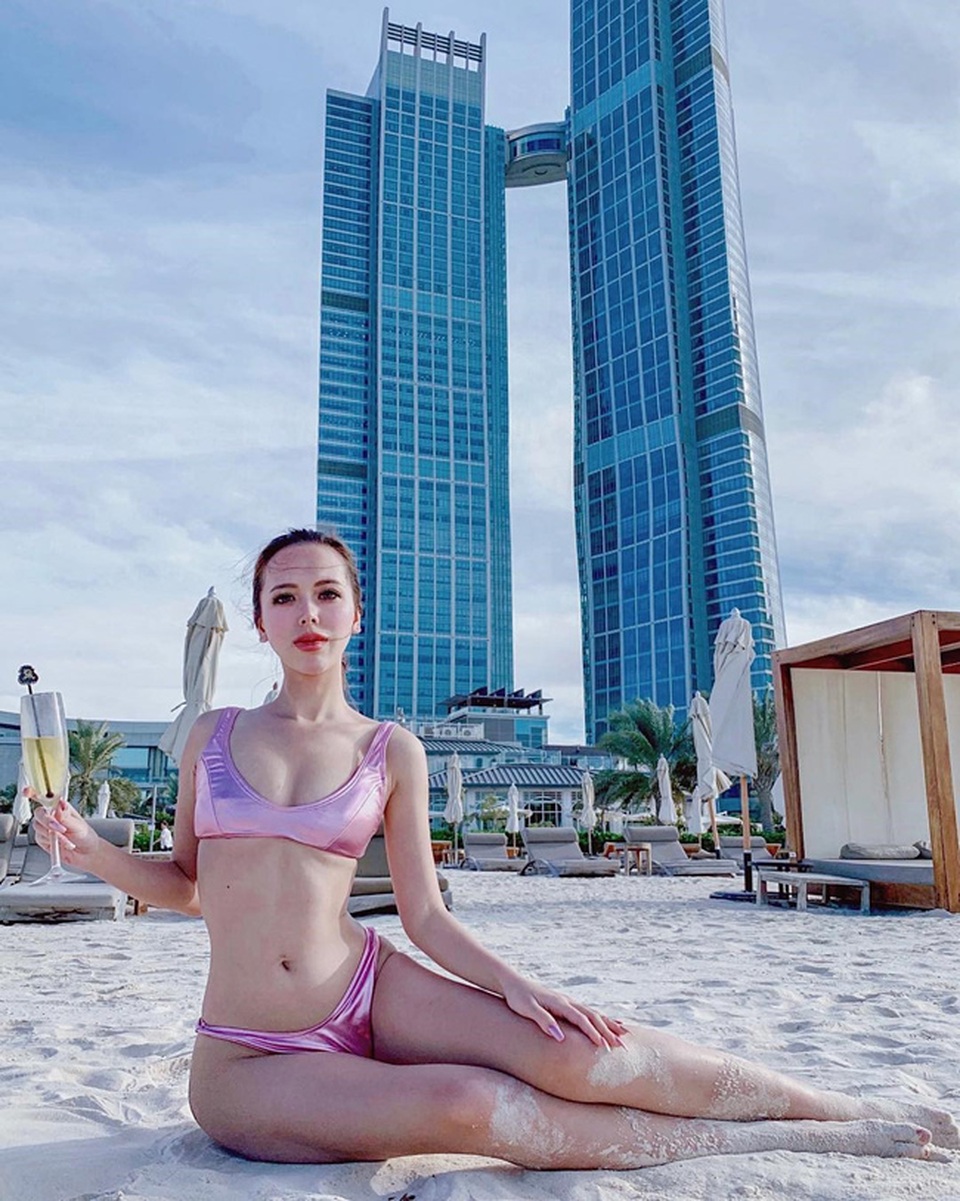 2 tiểu thư ngậm thìa vàng khoe body nóng bỏng hơn cả mùa hè - 17 2 tiểu thư ngậm thìa vàng khoe body nóng bỏng hơn cả mùa hè - 17