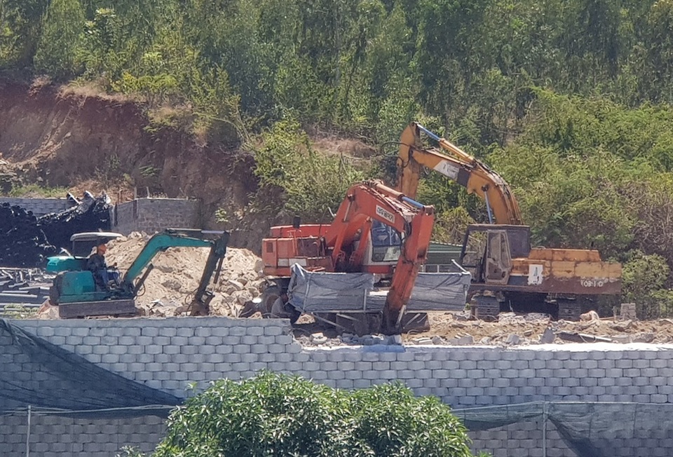 Khánh Hòa: Hoàn tất di tản dân, bức tường “khủng” sai phép đang được tháo - 5 Khánh Hòa: Hoàn tất di tản dân, bức tường “khủng” sai phép đang được tháo - 5