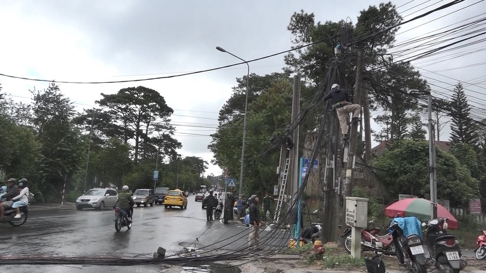 Xe khách vướng dây cáp thòng lọng giữa đường, giật đổ 3 cột điện - 1