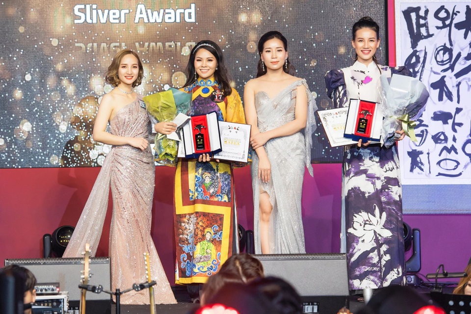 Hoa hậu Nguyễn Thị Thùy đoạt cúp Silver Awards - 5 Hoa hậu Nguyễn Thị Thùy đoạt cúp Silver Awards - 5