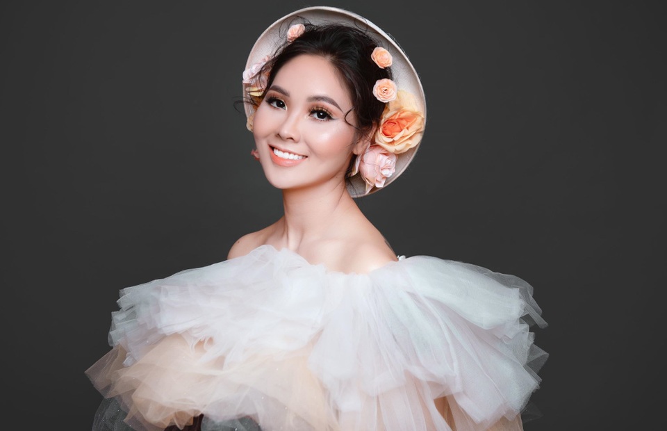 Hoa hậu Nguyễn Thị Thùy đoạt cúp Silver Awards - 2 Hoa hậu Nguyễn Thị Thùy đoạt cúp Silver Awards - 2