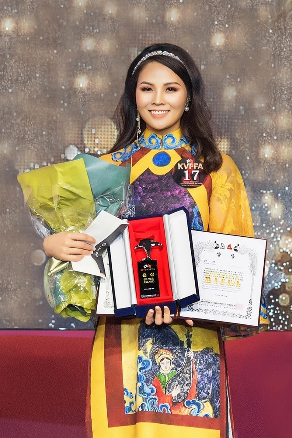 Hoa hậu Nguyễn Thị Thùy đoạt cúp Silver Awards - 3 Hoa hậu Nguyễn Thị Thùy đoạt cúp Silver Awards - 3