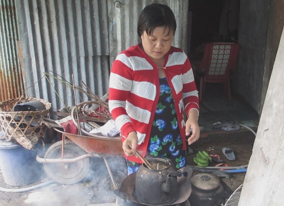Xót xa cảnh người vợ bán vé số dạo kiếm từng cắc bạc chăm chồng bệnh hiểm - 2 Xót xa cảnh người vợ bán vé số dạo kiếm từng cắc bạc chăm chồng bệnh hiểm - 2