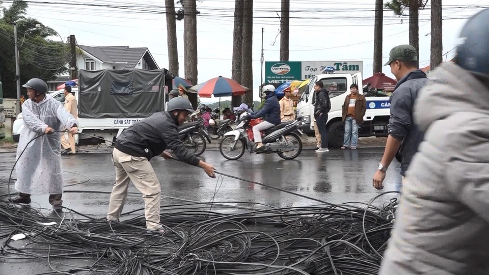 Xe khách vướng dây cáp thòng lọng giữa đường, giật đổ 3 cột điện - 4