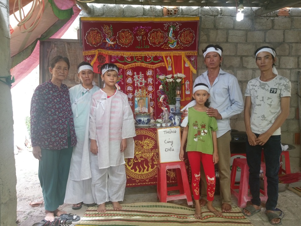 Tang thương xóm chài nghèo, 1 nhà 3 người chết - 3 Tang thương xóm chài nghèo, 1 nhà 3 người chết - 3