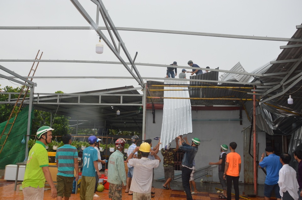 Gần chục người bị thương, nhiều ngôi nhà hư hại vì lốc xoáy - 5