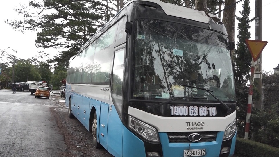 Xe khách vướng dây cáp thòng lọng giữa đường, giật đổ 3 cột điện - 2