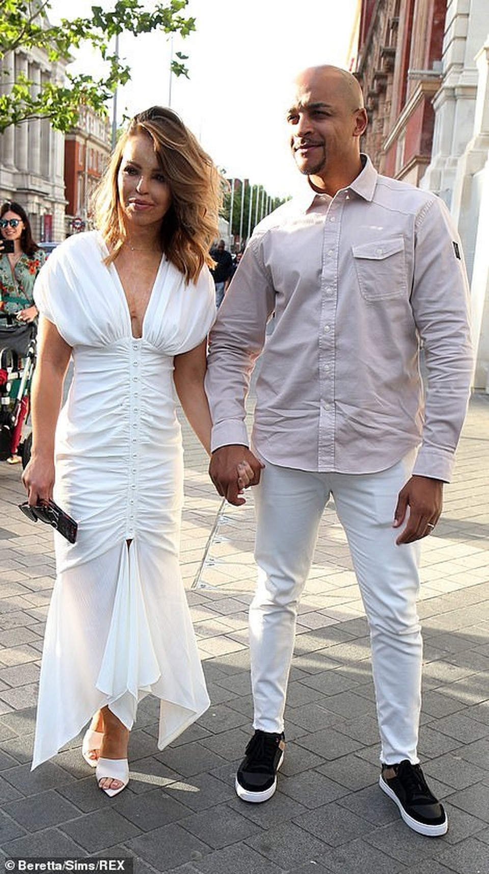 Ông bầu ca nhạc Simon Cowell tình tứ bên bạn gái kém 18 tuổi - 9 Ông bầu ca nhạc Simon Cowell tình tứ bên bạn gái kém 18 tuổi - 9