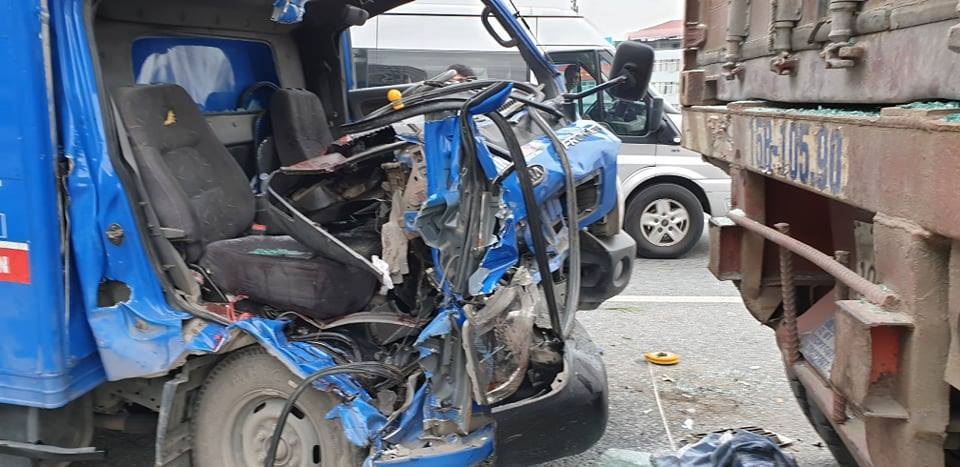 Xe thư báo vỡ toác đầu khi đâm xe container, phụ xe tử vong - 1