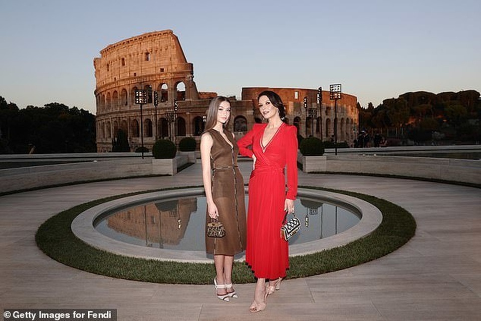Con gái Catherine Zeta-Jones xinh đẹp hút hồn - 8 Con gái Catherine Zeta-Jones xinh đẹp hút hồn - 8