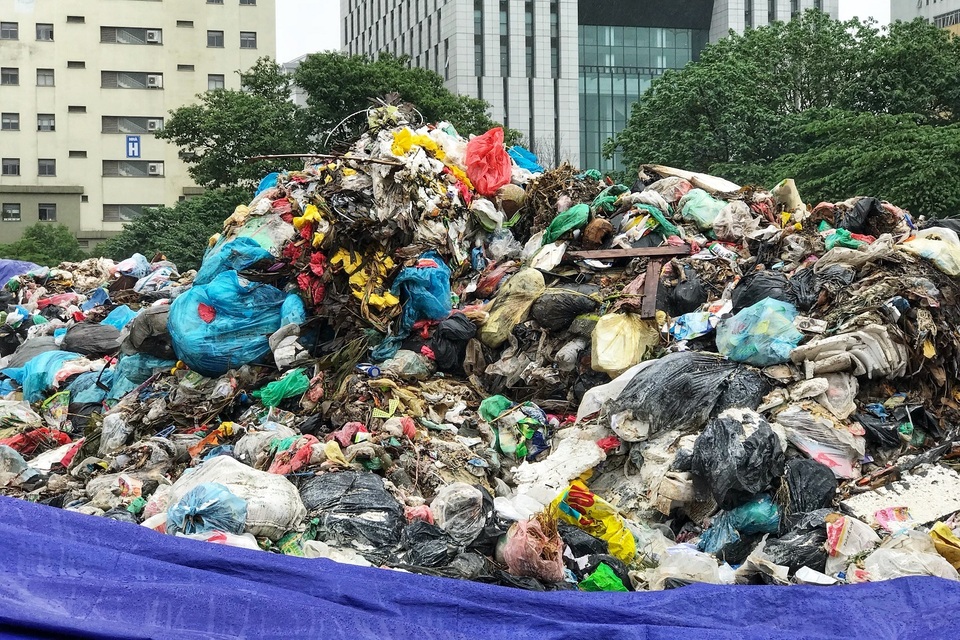 Hà Nội ngổn ngang rác thải sau sự cố bãi rác Nam Sơn bị chặn đường - 11 Hà Nội ngổn ngang rác thải sau sự cố bãi rác Nam Sơn bị chặn đường - 11
