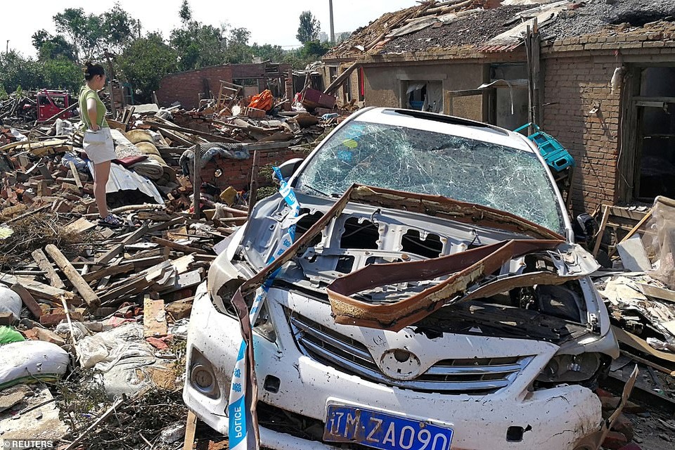 Thành phố Trung Quốc đổ nát như “ngày tận thế” sau khi vòi rồng càn quét - 2 Thành phố Trung Quốc đổ nát như “ngày tận thế” sau khi vòi rồng càn quét - 2