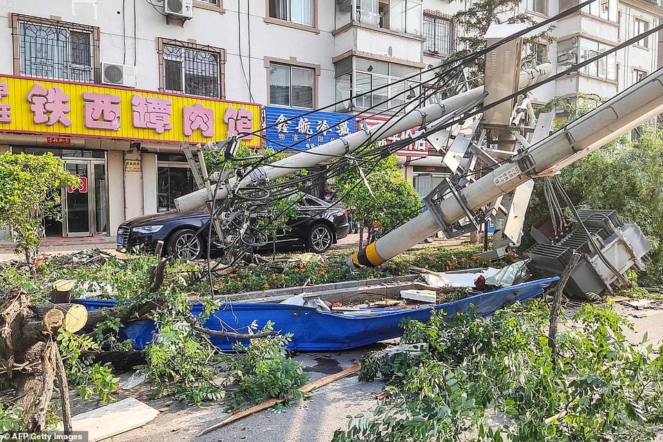 Thành phố Trung Quốc đổ nát như “ngày tận thế” sau khi vòi rồng càn quét - 10 Thành phố Trung Quốc đổ nát như “ngày tận thế” sau khi vòi rồng càn quét - 10