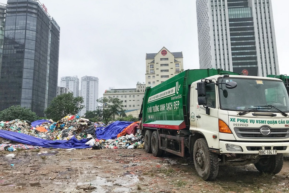 Hà Nội ngổn ngang rác thải sau sự cố bãi rác Nam Sơn bị chặn đường - 3 Hà Nội ngổn ngang rác thải sau sự cố bãi rác Nam Sơn bị chặn đường - 3