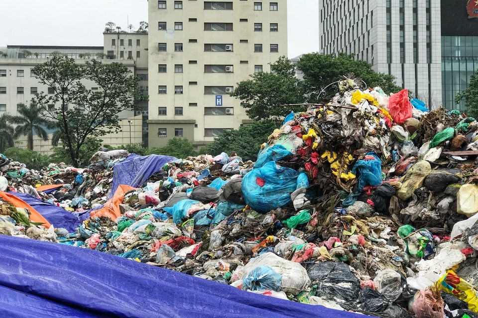 Hà Nội ngổn ngang rác thải sau sự cố bãi rác Nam Sơn bị chặn đường - 4 Hà Nội ngổn ngang rác thải sau sự cố bãi rác Nam Sơn bị chặn đường - 4