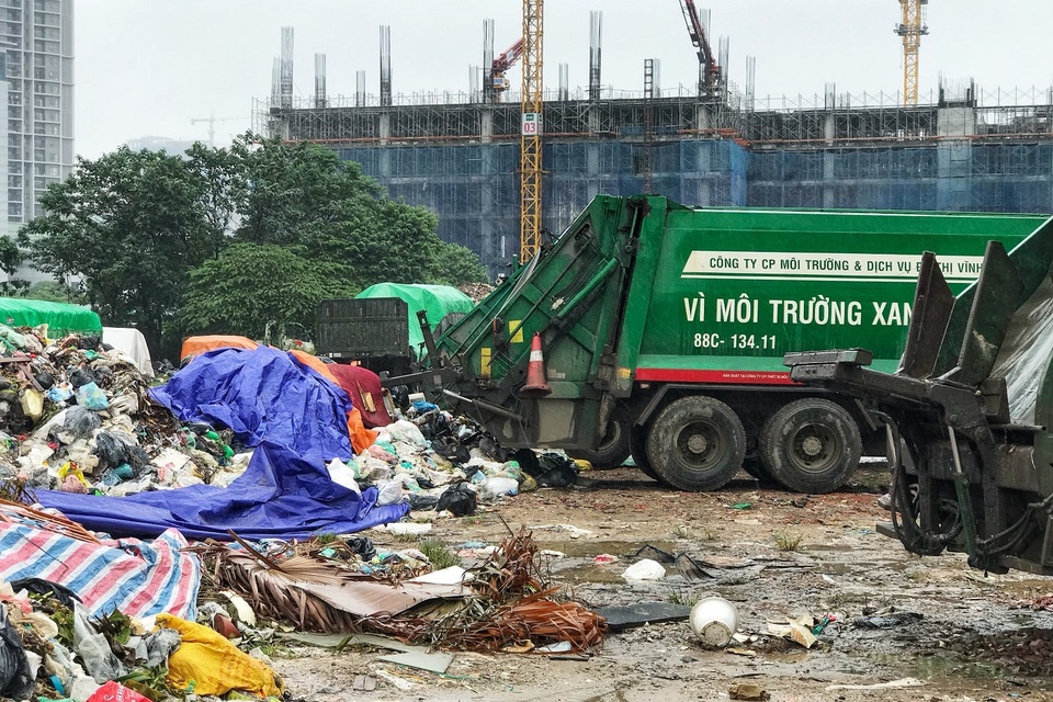 Hà Nội ngổn ngang rác thải sau sự cố bãi rác Nam Sơn bị chặn đường - 5 Hà Nội ngổn ngang rác thải sau sự cố bãi rác Nam Sơn bị chặn đường - 5