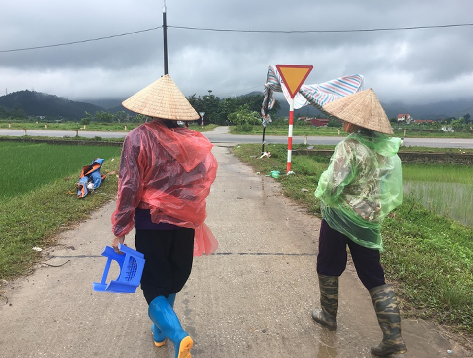 Hà Nội: Người dân mở cửa bãi rác Nam Sơn sau gần 1 tuần chặn xe rác - 4 Hà Nội: Người dân mở cửa bãi rác Nam Sơn sau gần 1 tuần chặn xe rác - 4
