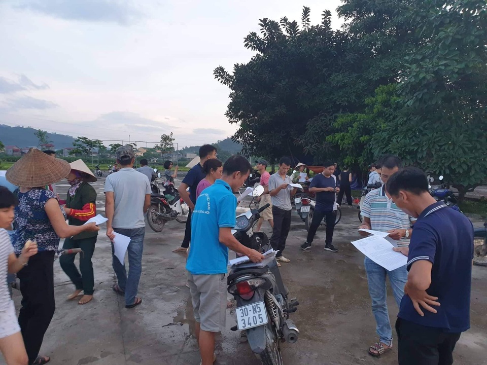Hà Nội: Người dân mở cửa bãi rác Nam Sơn sau gần 1 tuần chặn xe rác - 2 Hà Nội: Người dân mở cửa bãi rác Nam Sơn sau gần 1 tuần chặn xe rác - 2