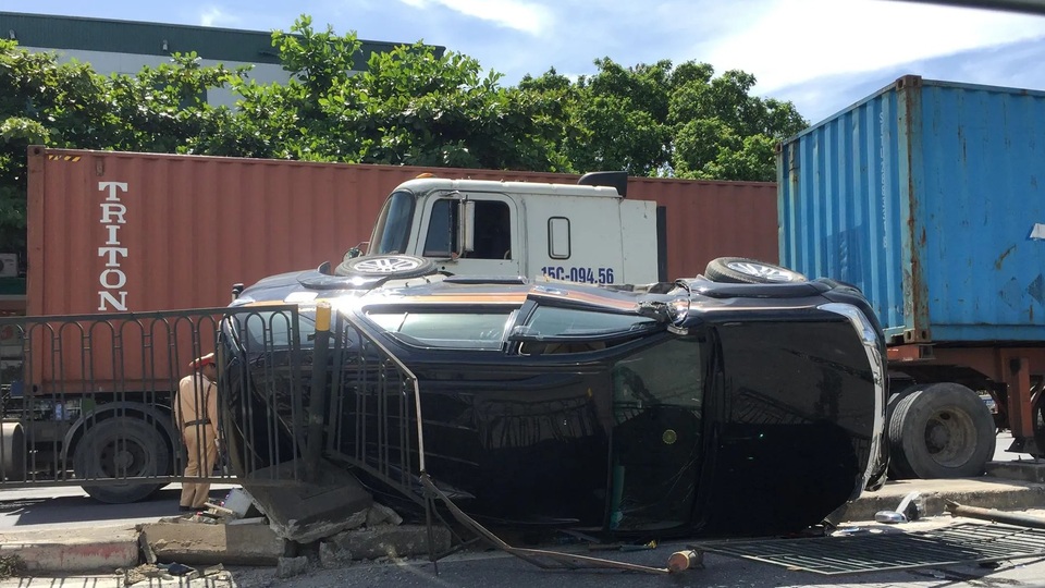 Xe container ép Fortuner lật nghiêng, nữ tài xế cùng con nhỏ may mắn thoát chết - 2