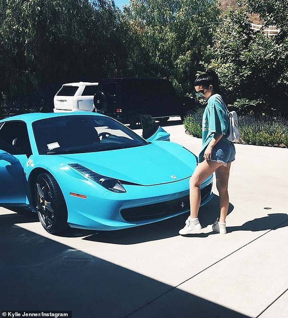 Dàn siêu xe ấn tượng của Kylie Jenner - 9
