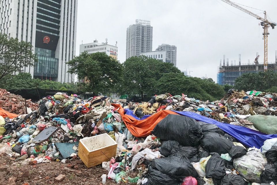 Hà Nội ngổn ngang rác thải sau sự cố bãi rác Nam Sơn bị chặn đường - 9 Hà Nội ngổn ngang rác thải sau sự cố bãi rác Nam Sơn bị chặn đường - 9