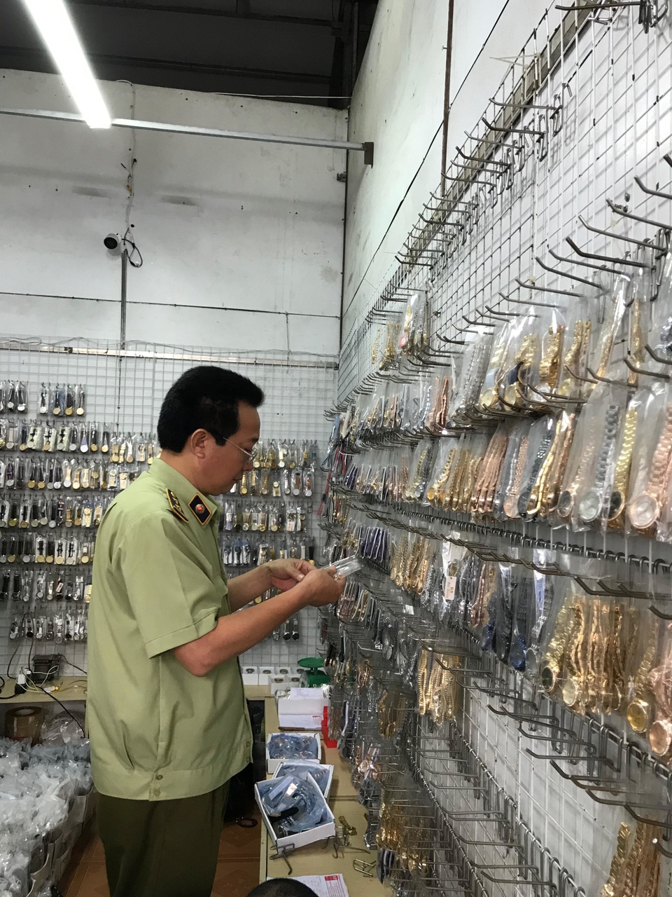 Đột nhập “thánh địa” hàng nhái nơi bán áo Dior 60 nghìn đồng - 2 Đột nhập “thánh địa” hàng nhái nơi bán áo Dior 60 nghìn đồng - 2