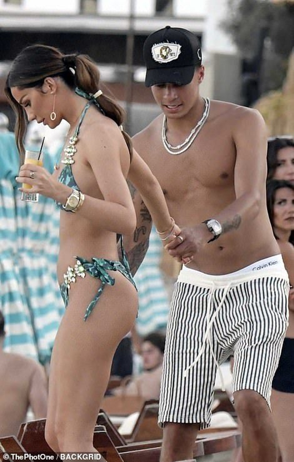 Dele Alli tình tứ bên bạn gái bốc lửa - 1