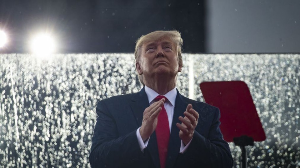 Máy nhắc chữ gây “họa” cho ông Trump trong lễ kỷ niệm Quốc khánh Mỹ - 1 Máy nhắc chữ gây “họa” cho ông Trump trong lễ kỷ niệm Quốc khánh Mỹ - 1