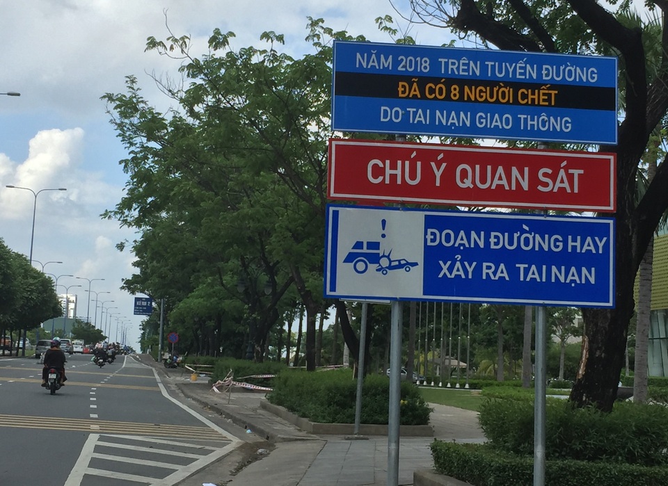 Biển cảnh báo tai nạn đầy ám ảnh trên đường về hầm vượt sông Sài Gòn - 2 Biển cảnh báo tai nạn đầy ám ảnh trên đường về hầm vượt sông Sài Gòn - 2