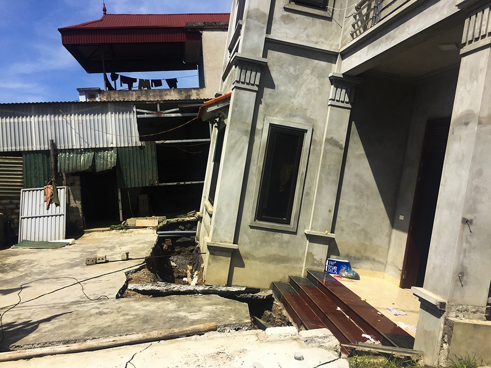 Cận cảnh ngôi nhà bất ngờ sụt xuống hố sâu 4m ở Hà Nội - 4