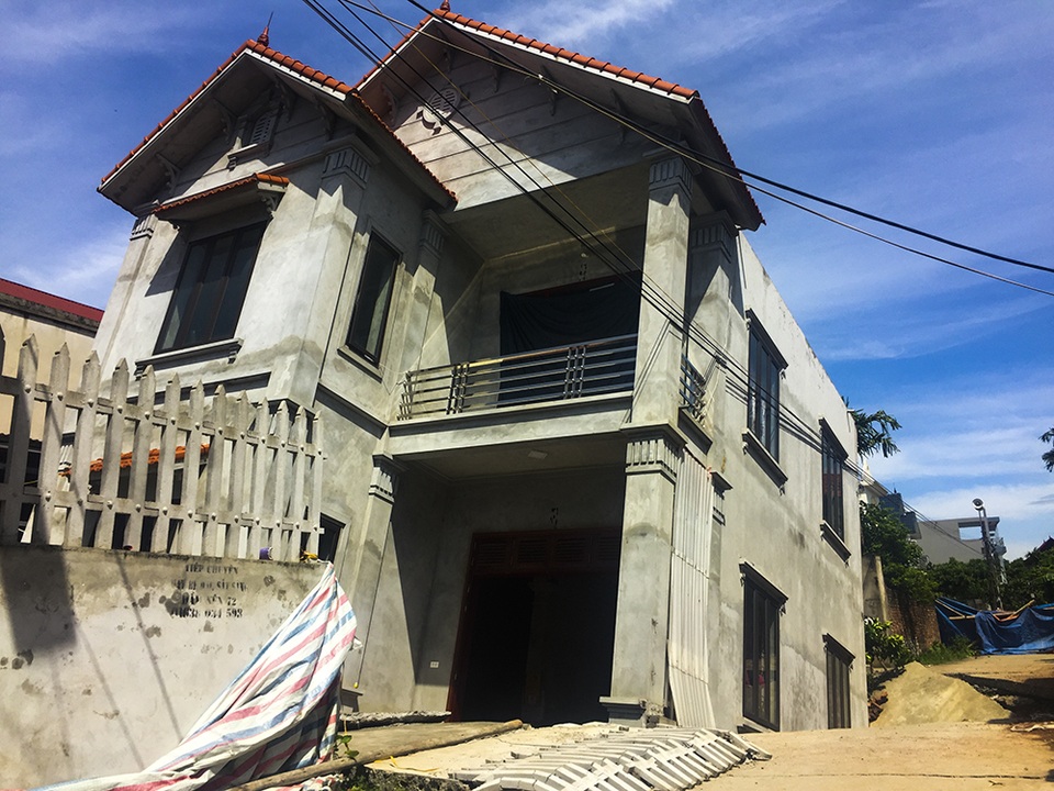 Cận cảnh ngôi nhà bất ngờ sụt xuống hố sâu 4m ở Hà Nội - 2