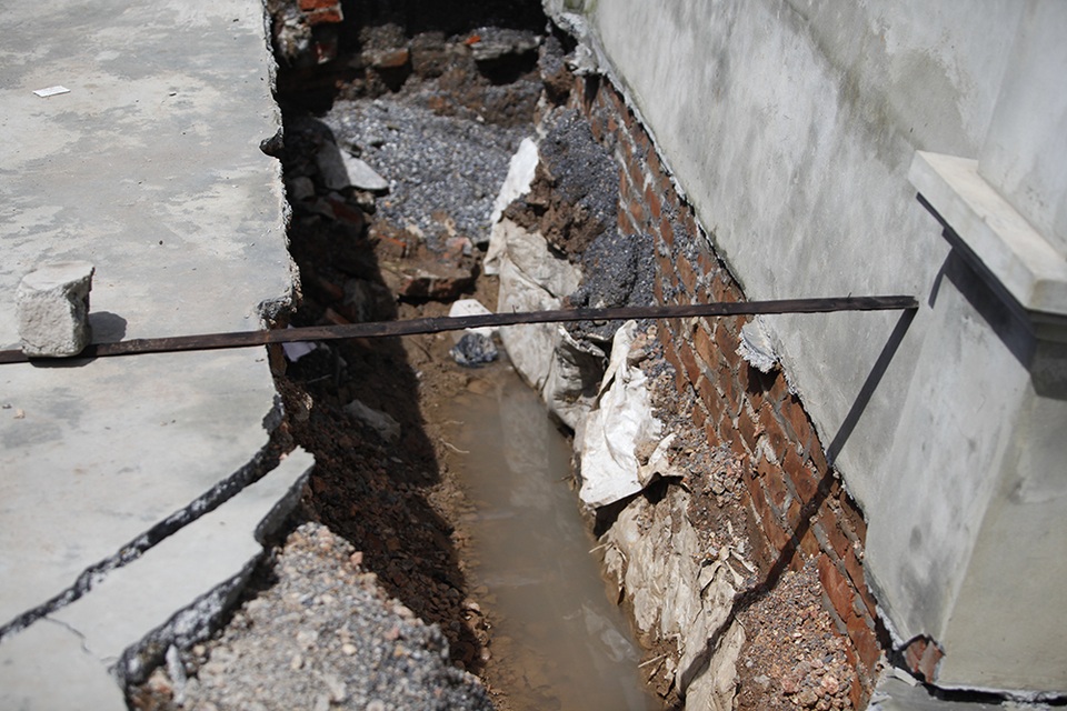 Cận cảnh ngôi nhà bất ngờ sụt xuống hố sâu 4m ở Hà Nội - 7