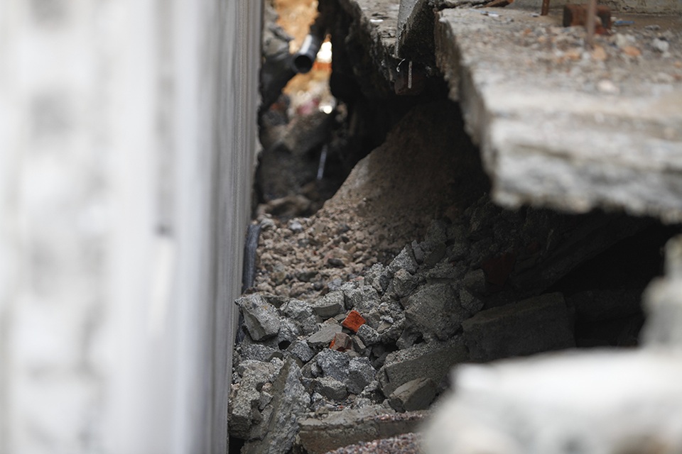 Cận cảnh ngôi nhà bất ngờ sụt xuống hố sâu 4m ở Hà Nội - 9