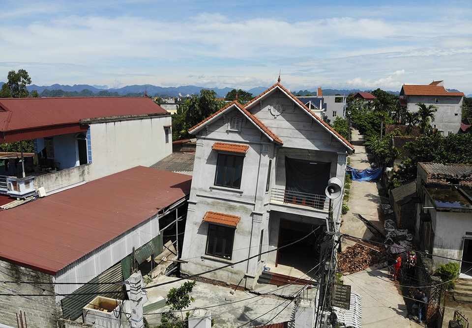 Cận cảnh ngôi nhà bất ngờ sụt xuống hố sâu 4m ở Hà Nội - 3